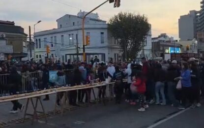Descontrol en Avellaneda por el sándwich de matambre a la pizza más largo del mundo: derribaron vallas para llevarse una porción