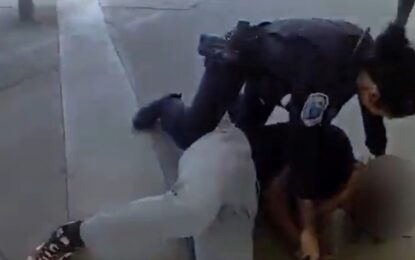 Investigan a una oficial de policía tras viralizarse el video donde golpea a un adolescente en una escuela