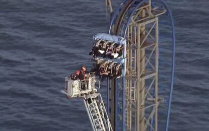 Ocho adolescentes quedaron atrapados en una montaña rusa en pleno ascenso vertical a 30 metros de altura: cuatro horas de pánico durante el rescate