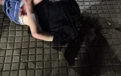 Violenta secuencia en las inmediaciones del supermercado Zorzón: vecinos lograron reducir a un cuidacoches agresivo