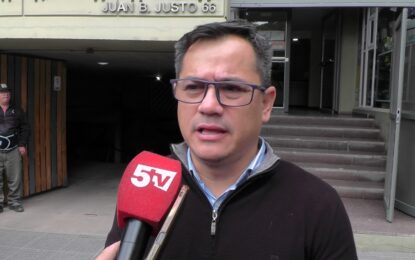 El Concejo Municipal debate entre la prohibición de los cuidacoches y la búsqueda de soluciones integrales