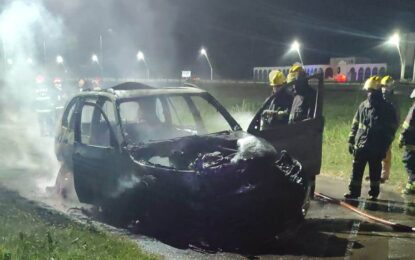 Bomberos sofocaron el incendio de un vehículo en la Ruta 16