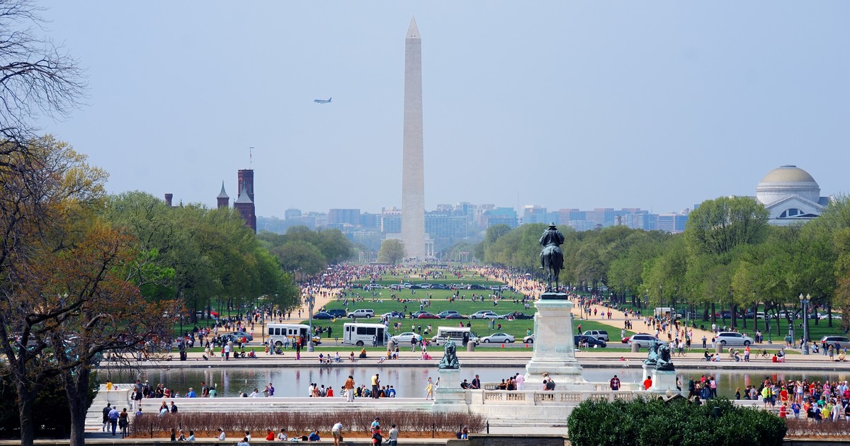 presentan-una-demanda-para-impedir-que-trump-vuelva-a-pintar-de-azul-el-estanque-reflectante-del-monumento-a-lincoln