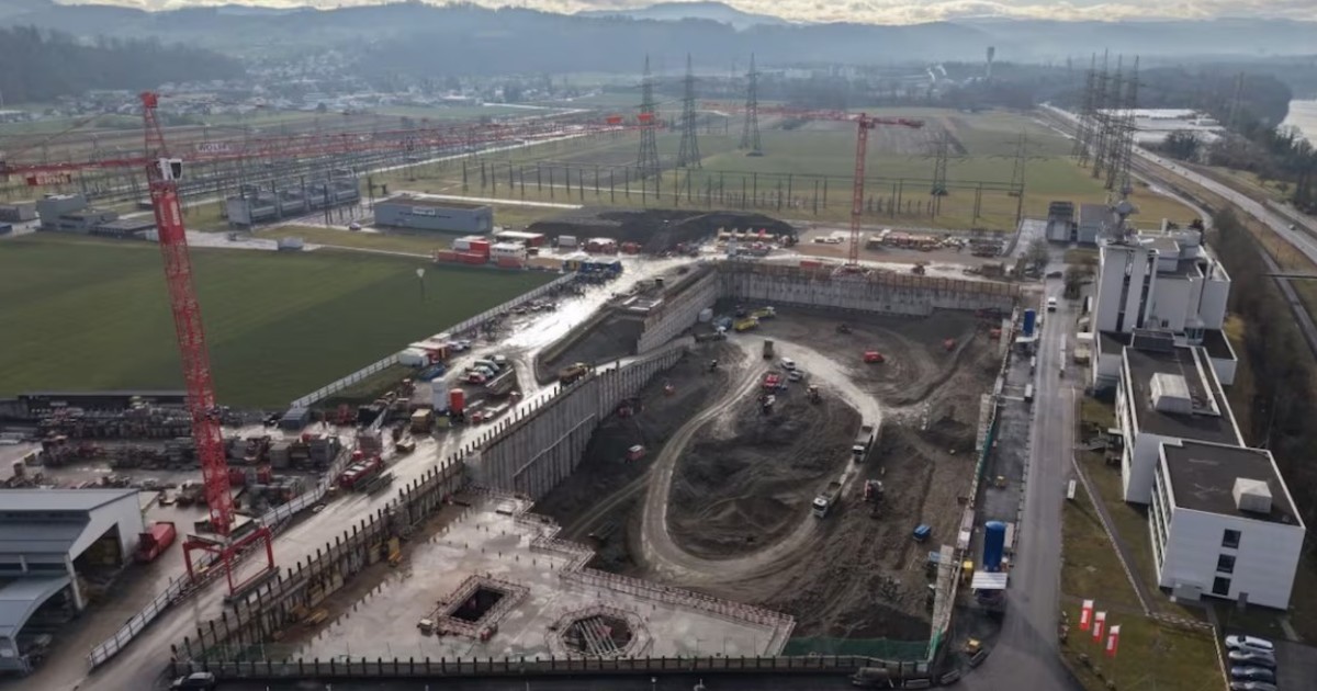excavan-un-agujero-del-tamano-de-dos-campos-de-futbol-y-con-una-profunidad-de-un-edificio-de-ocho-plantas,-para-instalar-la-bateria-subterranea-mas-potente-del-mundo:-sera-capaz-de-liberar-1,2-gw-en-milisegundos-y-almacenar-2,1-gwh-de-energia-en-su-config