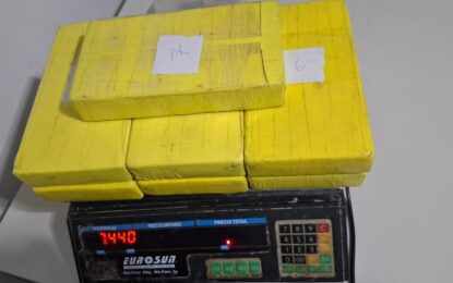 Lo pararon en un control en la autopista, salió corriendo con su mochila y lo atraparon: llevaba 7 kilos de cocaína