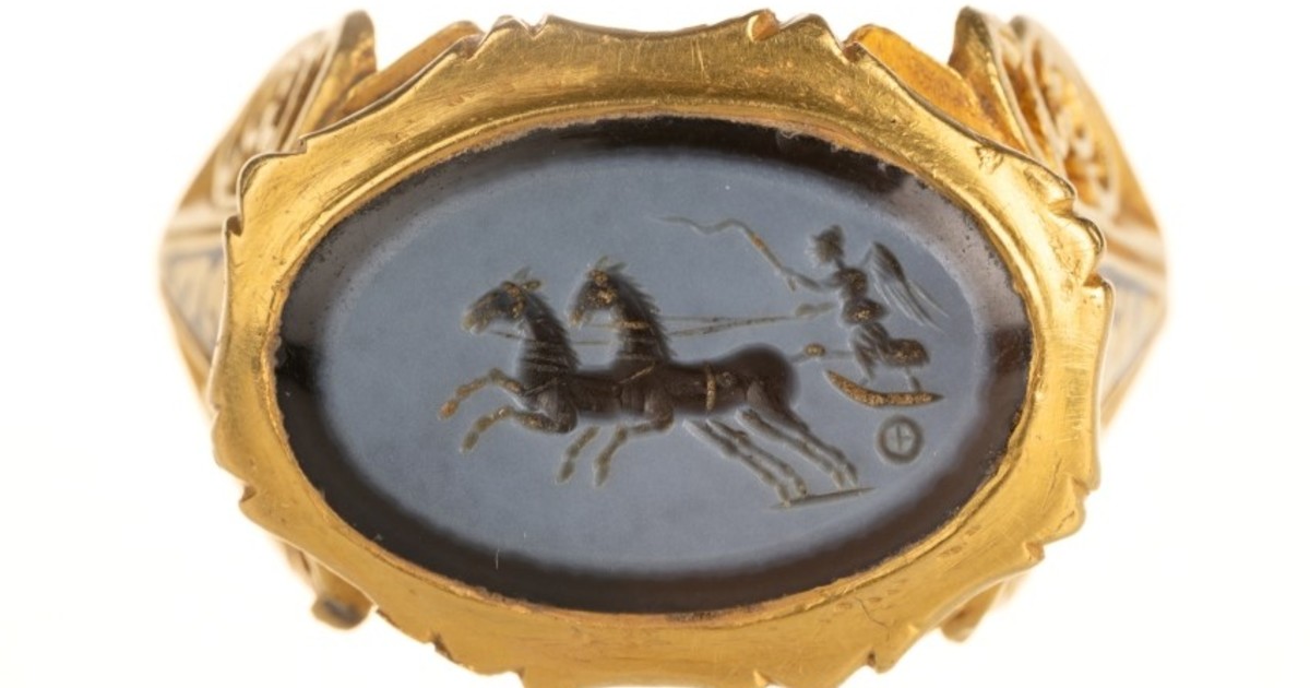 durante-una-busqueda-de-metales-en-un-campo,-descubren-un-raro-objeto-de-oro-de-mas-de-1700-anos-que-tiene-un-grabado-de-una-diosa