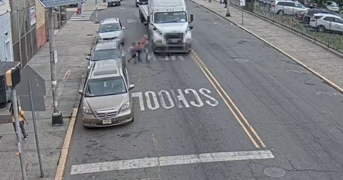 una-mujer-y-dos-ninos-quedaron-atrapados-debajo-de-un-camion:-el-impactante-video-del-accidente