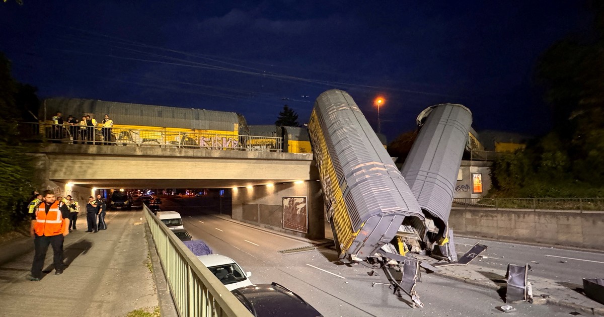 choque-de-trenes-en-munich:-un-muerto-y-vagones-caidos-sobre-la-calle-tras-una-colision-en-un-puente