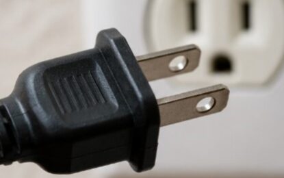 No son decorativos: Esta es la utilidad de los agujeros en los enchufes eléctricos y cómo evitan accidentes
