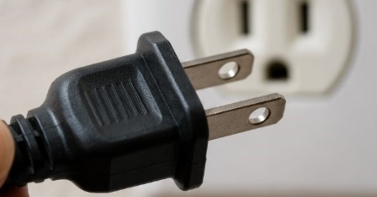 no-son-decorativos:-esta-es-la-utilidad-de-los-agujeros-en-los-enchufes-electricos-y-como-evitan-accidentes