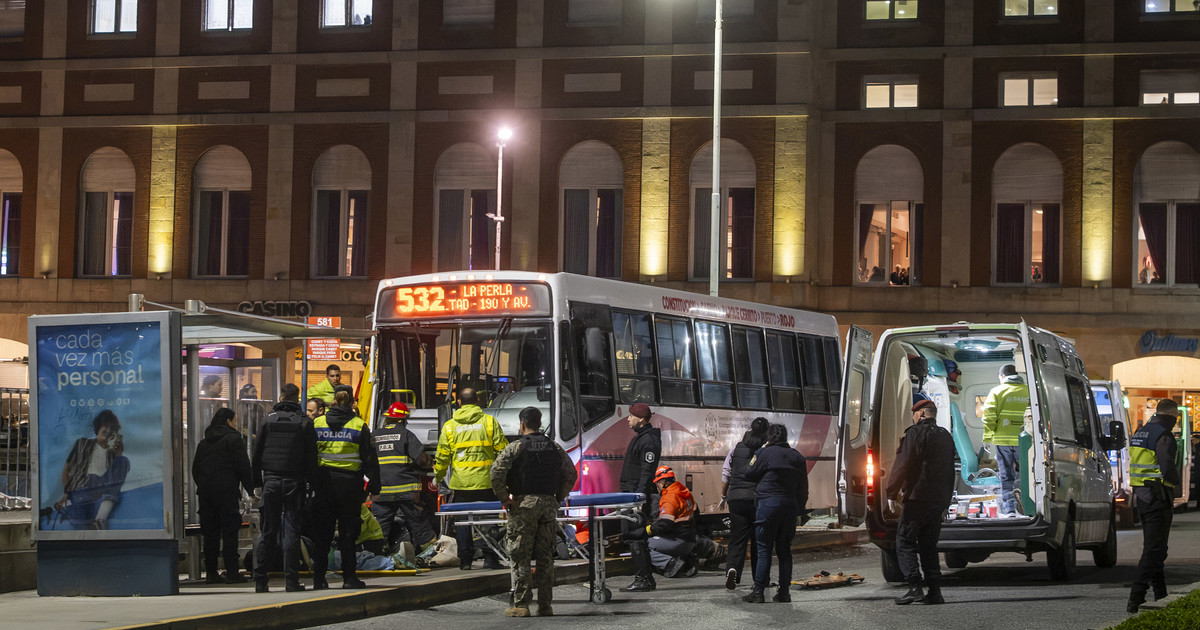 una-joven-muerta-y-seis-heridos-graves-junto-al-casino-de-mar-del-plata:-un-colectivo-perdio-el-control-y-los-arrollo-en-la-parada