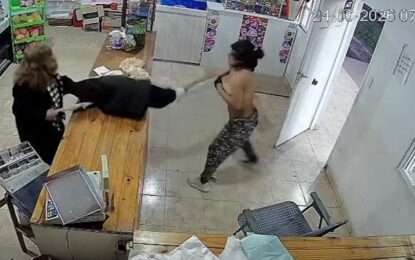 Robó en un almacén, forcejeó con la dueña y quedó desnuda: el insólito motivo de su regreso al local