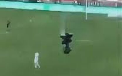 Milagro en Debrecen: una «spidercam» se desplomó en pleno campo de juego