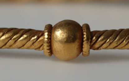 En una zona boscosa de Dinamarca, un hombre encontró dos artefactos de oro de más de mil años y develó un tesoro excepcional de la época vikinga: «Es un hallazgo completamente único»