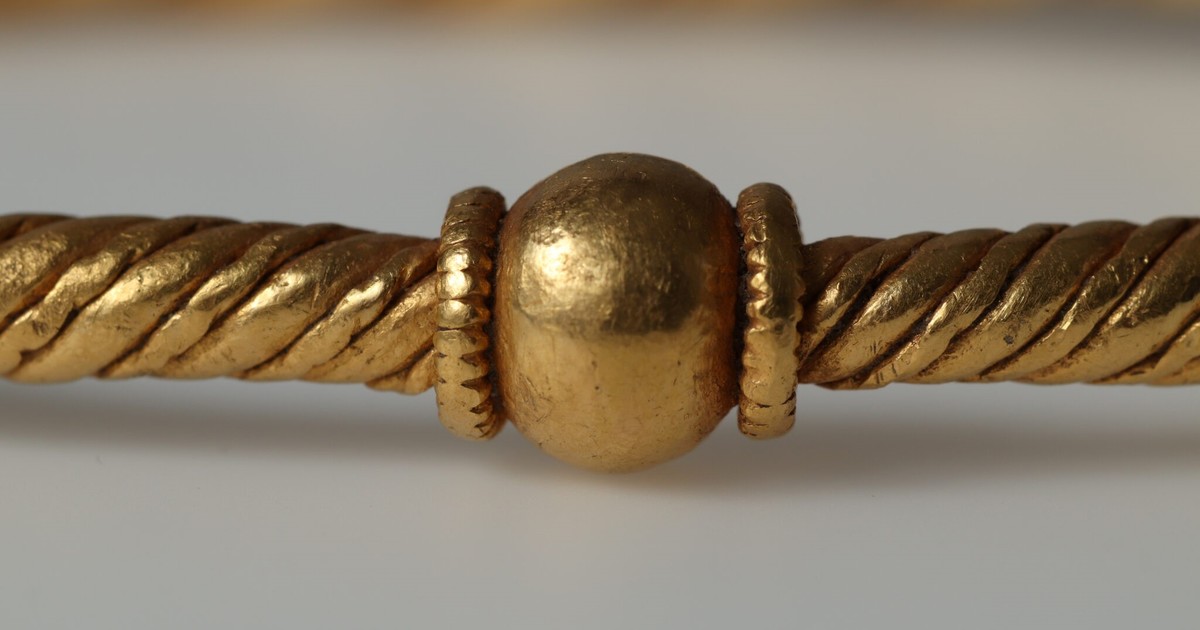 en-una-zona-boscosa-de-dinamarca,-un-hombre-encontro-dos-artefactos-de-oro-de-mas-de-mil-anos-y-develo-un-tesoro-excepcional-de-la-epoca-vikinga:-«es-un-hallazgo-completamente-unico»