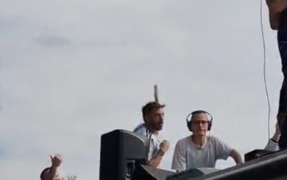 El incómodo momento de Andrés Ciro en el banderazo de los hinchas argentinos en Miami: un policía lo interrumpió cuando tocaba el Himno