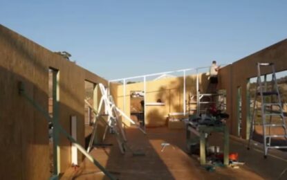 Vendieron todo y abandonaron la ciudad para construir una casa sustentable en el campo con paneles SIP y alimentada por energía solar