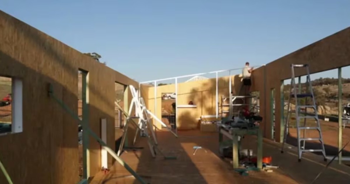 vendieron-todo-y-abandonaron-la-ciudad-para-construir-una-casa-sustentable-en-el-campo-con-paneles-sip-y-alimentada-por-energia-solar