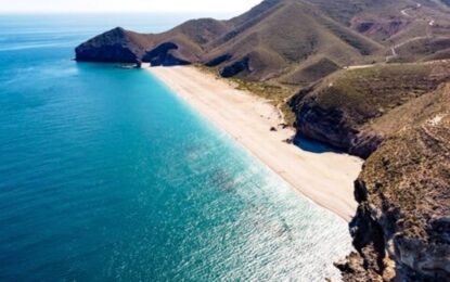 Con 1.160 metros de longitud y aguas cristalinas, esta es una de las mejores playas de España para el verano