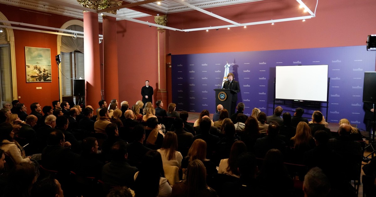 milei-ante-los-legisladores-libertarios:-charla-con-clima-mundialista-y-pizarron-para-explicar-los-cambios-en-el-banco-central