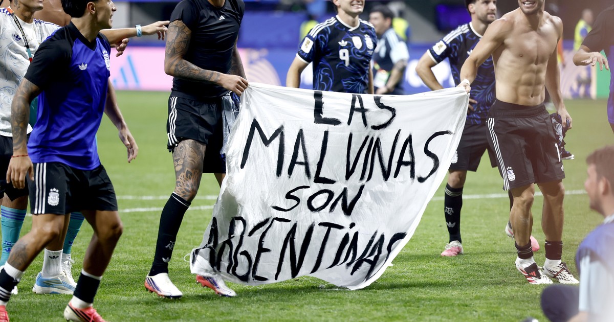 reino-unido-le-pidio-a-la-fifa-que-investigue-a-la-argentina-por-la-bandera-sobre-las-islas-malvinas-en-el-mundial
