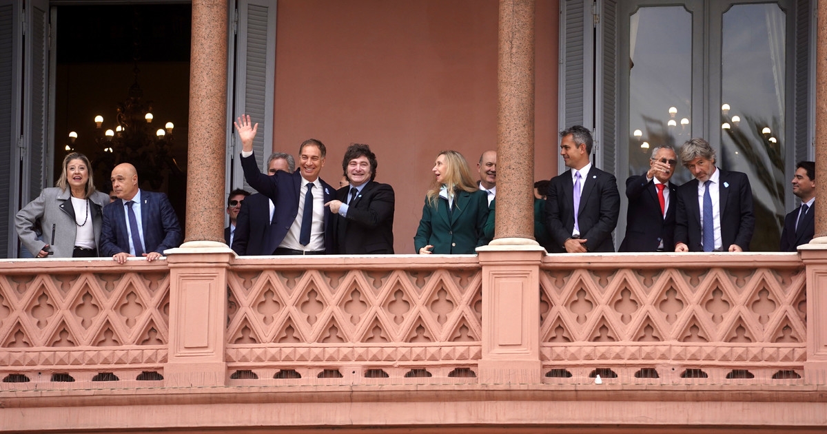 horas-antes-del-partido-contra-inglaterra,-el-gobierno-le-dio-mas-fondos-a-la-side-y-universidades-y-recorto-en-empresas-publicas