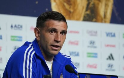 Dibu Martínez reveló que evitó una operación para jugar el Mundial: del «todos me decían que no llegaba» a «me duele todos los días»