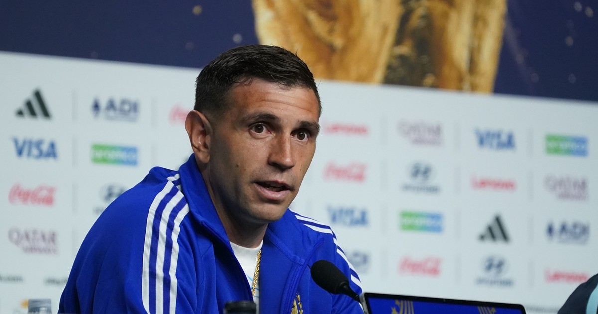 dibu-martinez-revelo-que-evito-una-operacion-para-jugar-el-mundial:-del-«todos-me-decian-que-no-llegaba»-a-«me-duele-todos-los-dias»
