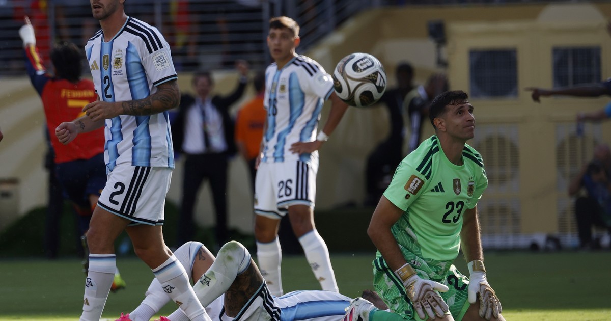el-1×1-de-argentina-vs-espana-por-la-final-del-mundial-2026:-dibu-martinez-y-tagliafico-sostuvieron-un-sueno-imposible-ante-un-equipo-superior