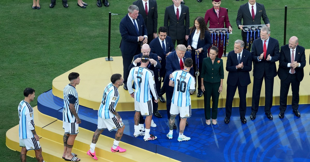 cristian-cuti-romero-se-hizo-viral-por-un-polemico-gesto:-¿evito-darle-la-mano-a-donald-trump-al-recibir-la-medalla?