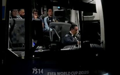 La Selección vuela hacia la Argentina sin Messi: la caminata solitaria de un Scaloni emocionado y una despedida triste