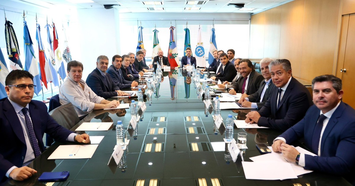 las-provincias-aflojaron-el-ajuste-y-subieron-el-gasto-publico:-seis-gobernadores-arrancaron-el-ano-con-deficit