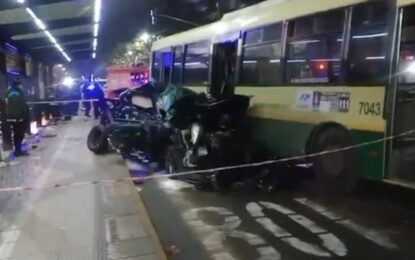 Un auto quedó destruido tras chocar contra un colectivo en el Metrobús de Palermo: hay tres heridos