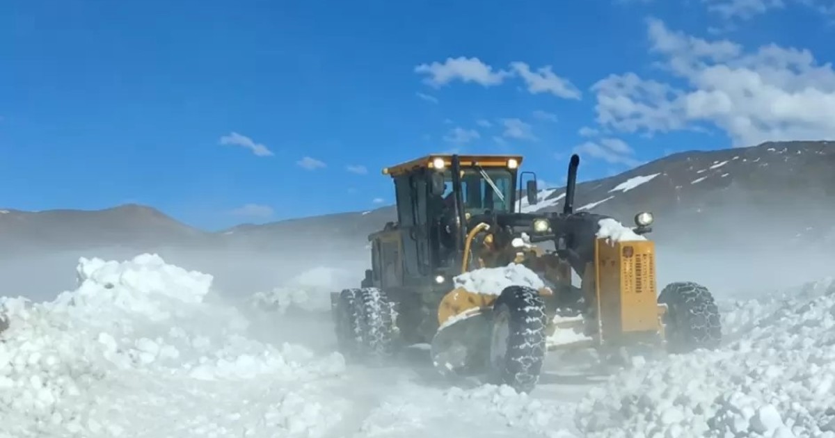impactante-rescate:-intentan-bajar-de-la-montana-a-mas-de-cien-turistas-atrapados-por-un-temporal-de-nieve-que-tapo-sus-camionetas