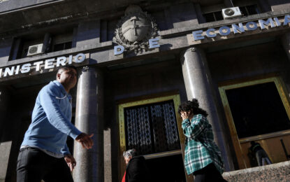 En una licitación clave, el Gobierno renovó su deuda en pesos y consiguió US$ 309 millones extras