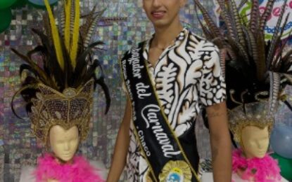 El carnaval de Sáenz Peña se despliega con brillo y diseño en Noche Negro Absoluto