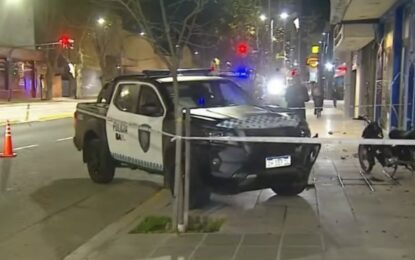 Un patrullero chocó con una moto que escapó de un control y terminaron sobre una vereda en Palermo