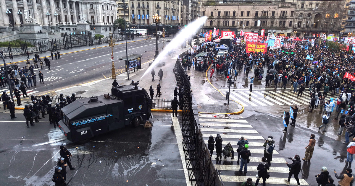 pedradas,-corridas-y-detenidos-frente-al-congreso-en-la-marcha-contra-la-ley-de-propiedad-privada