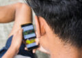 Día del Niño: cómo elegir el primer celular para un chico y qué controles parentales activar
