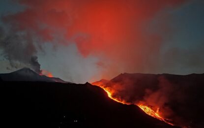 El Etna entra en erupción: hay 700 vuelos cancelados y miles de turistas varados en Sicilia en plena temporada alta de verano