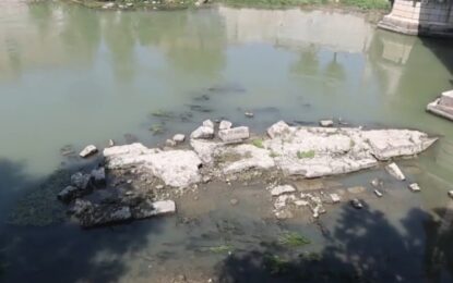 La sequía es tan grave en Italia que bajó el río Tíber y dejó al descubierto el antiguo Puente de Nerón