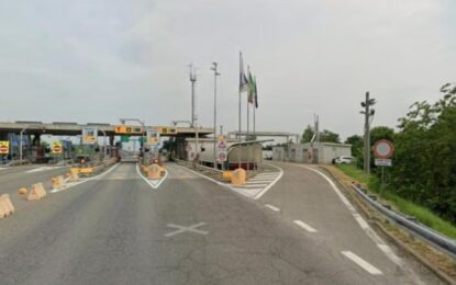 Un matrimonio recorrió 100 kilómetros por una ruta italiana con su hijo muerto en el asiento de atrás: pensaron que dormía
