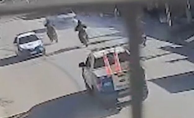 Marcha atrás y a contramano: cómo fue la persecución de película, con tiros y choques, de la policía de Neuquén para atrapar al conductor de una camioneta
