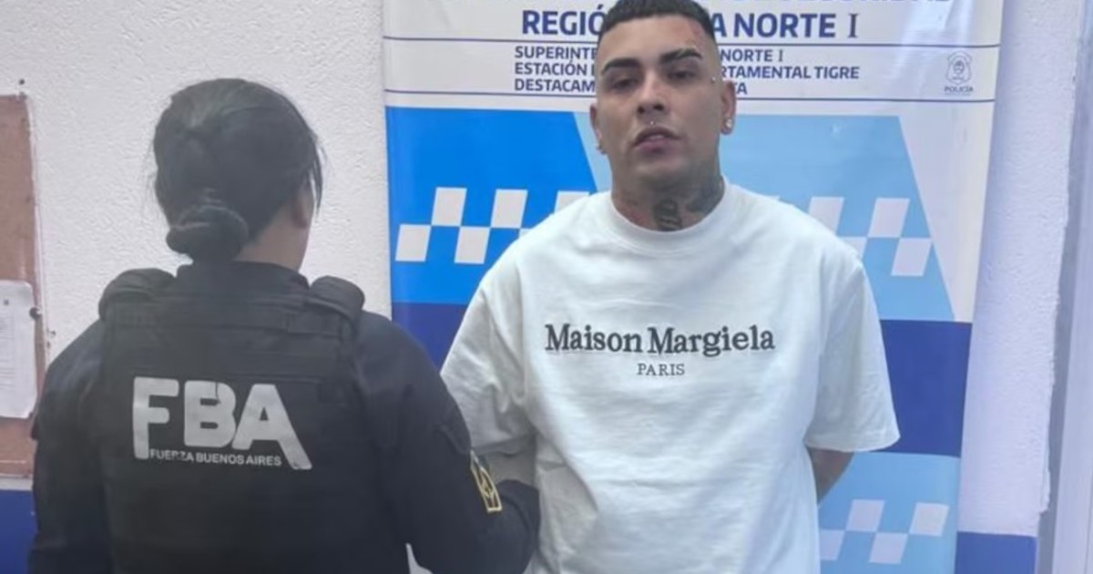 asi-detuvieron-a-callejero-fino-en-tigre:-el-momento-en-que-el-cantante-de-rkt-es-interceptado-en-una-camioneta-sin-patente-y-con-un-arma
