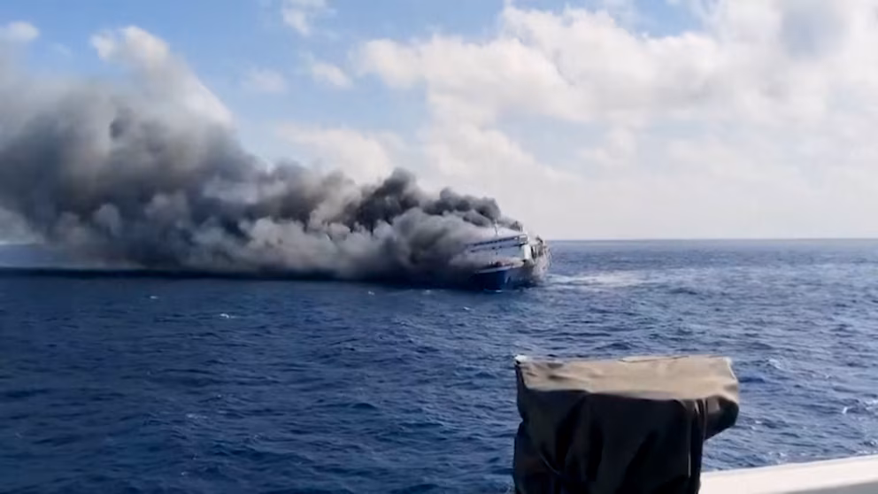 Tragedia en Indonesia: al menos cinco muertos y más de 40 desaparecidos tras el incendio de un ferry
