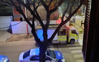 Fuego y humo en una vivienda: policías actuaron rápidamente y evitaron que las llamas avanzaran