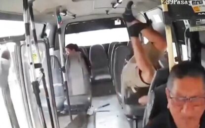 Motociclista choca contra colectivo en Guadalajara de Buga y un error del chofer salva su vida