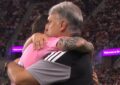 El efusivo abrazo entre Messi y el Tata Martino que conmovió a todos y la explicación del DT: “Tenía ganas de dárselo”