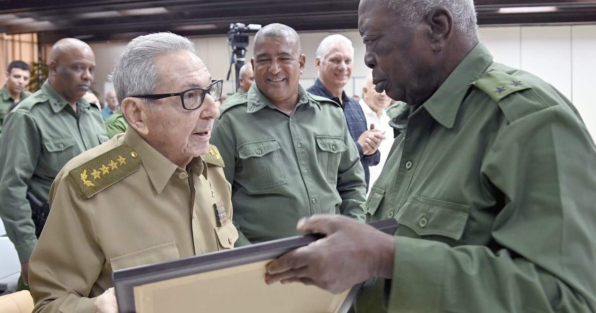 tras-los-rumores-sobre-su-estado-de-salud,-raul-castro-reaparecio-a-los-95-anos-en-un-acto-militar-en-cuba