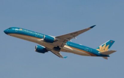 Un avión hizo un aterrizaje de emergencia porque una pasajera dio a luz a 10.000 metros de altura